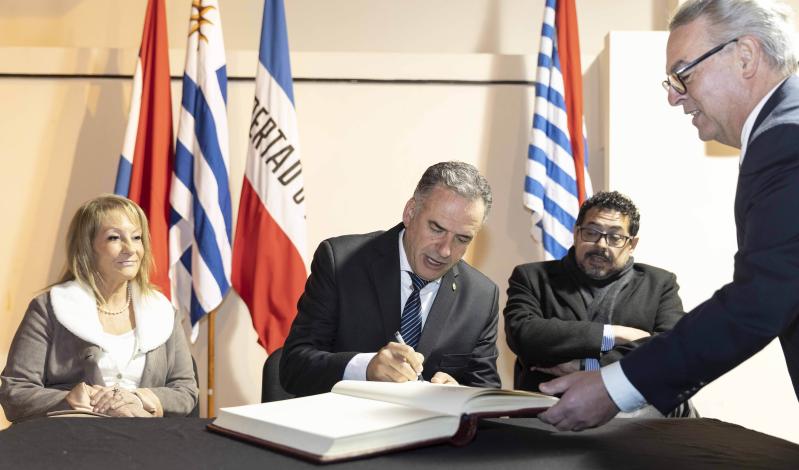 Presidente de la República, Yamandú Orsi, firmando el libro notarial del traspaso de mando