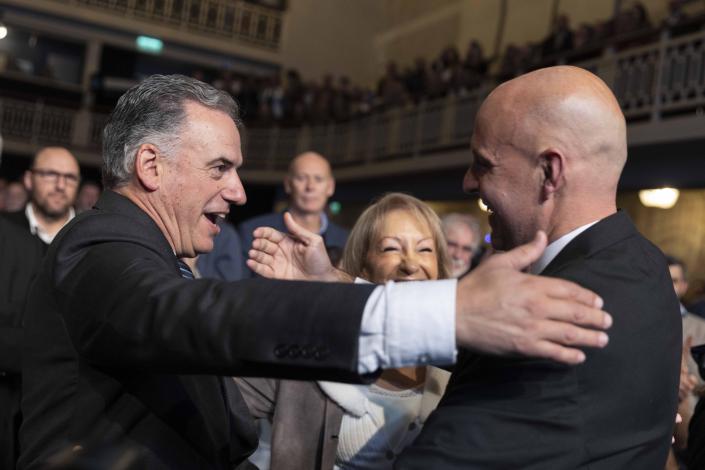 Presidente Yamandú Orsi saludando a Francisco Legnani