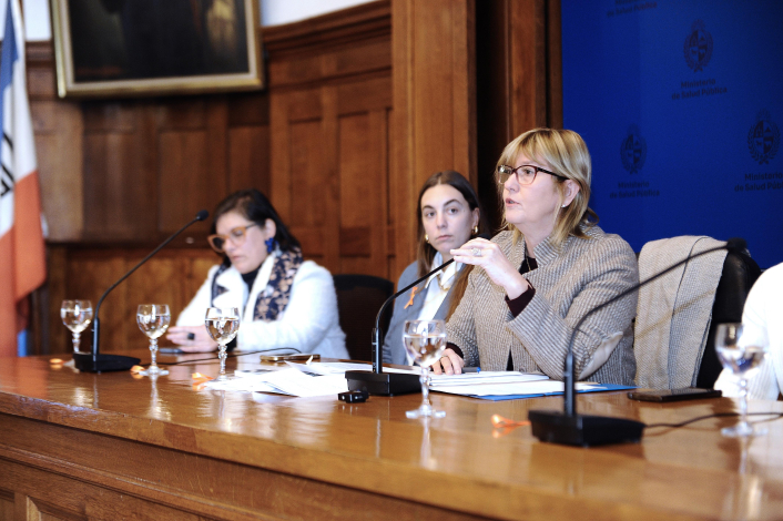Mesa de autoridades en conferencia sobre datos de suicidios 