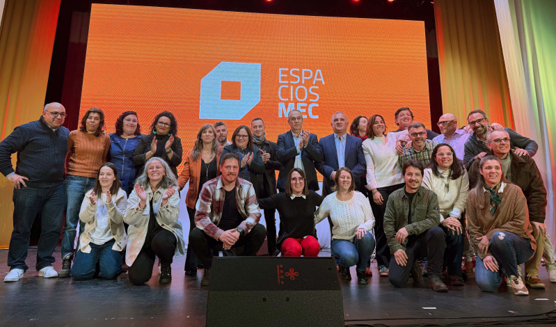 Foto grupal en el escenario con autoridades y público que asistió al evento