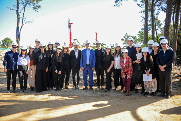 Presidente Orsi junto a arquitectos y constructores 