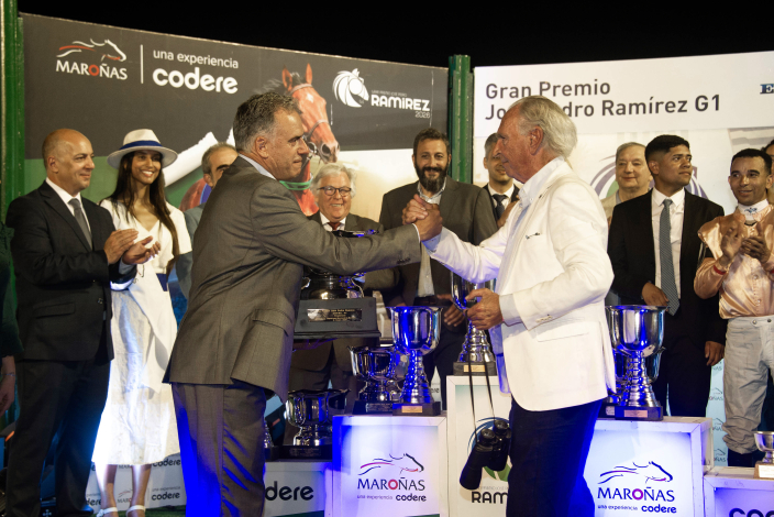 Presidente Orsi entrega premio al stud ganador del Gran Premio Ramírez 2026