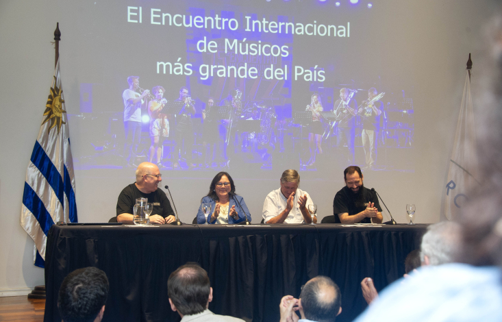 Ministra interina de Educación y Cultura, Gabriela Verde, junto con el intendente de Soriano, Guillermo Besozzi, y organ