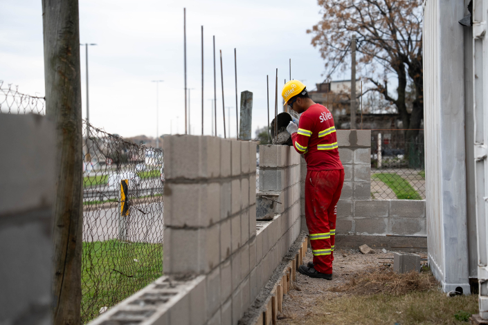 Obrero instalando bloques