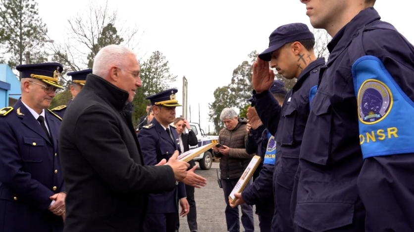 Carlos Negro entrega diplomas a integrantes de la Dirección Nacional de Seguridad Rural