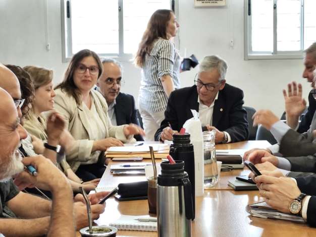 Autoridades del Ministerio de Trabajo y Seguridad Social en reunión del Consejo Superior Tripartito