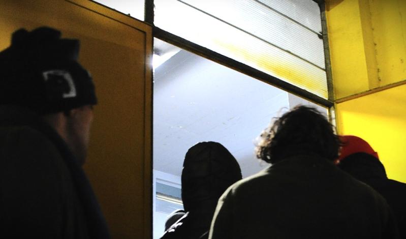 Personas ingresando a un centro de evacuación