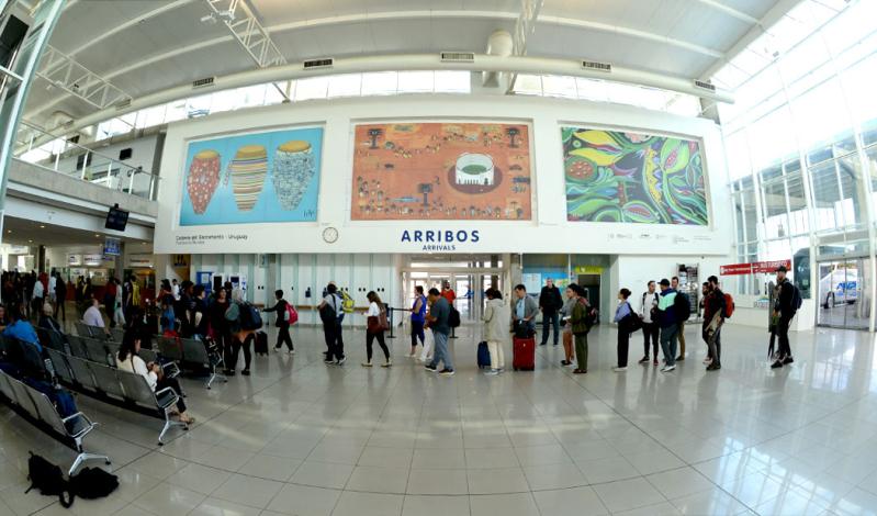 Personas en el sector de arribos en el puerto 