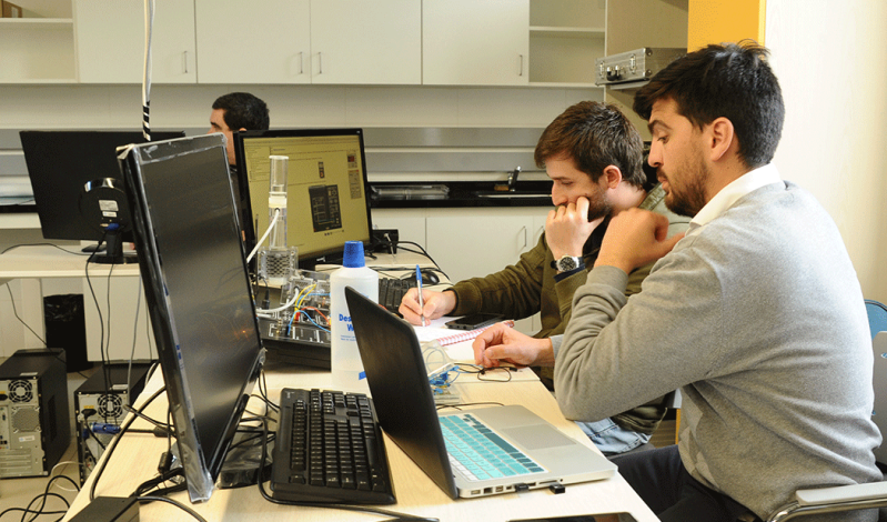 Estudiantes con computadora