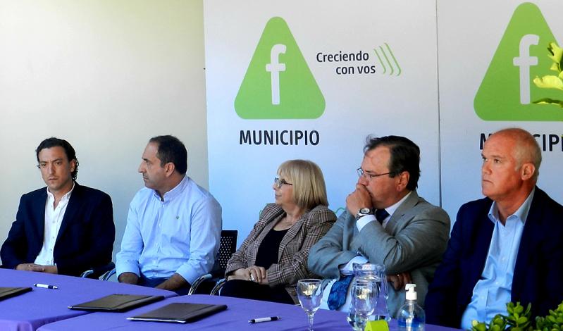 Ministro José Luis Falero firma acuerdo