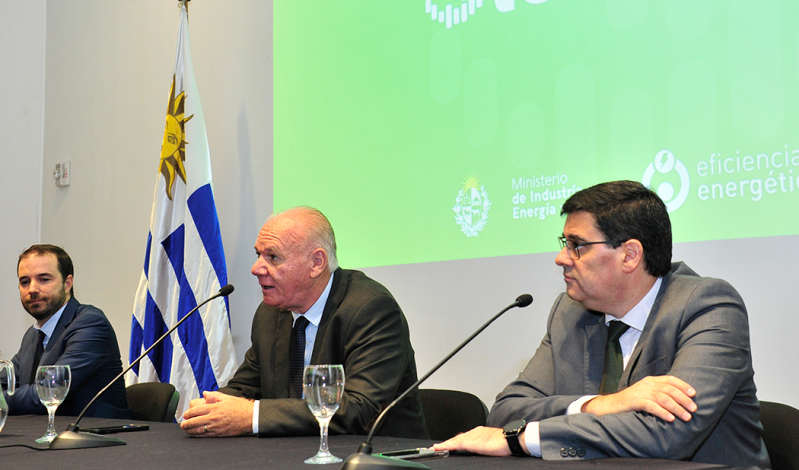 Subsecretario de Industria, Energía y Miniería, Walter Verri, haciendo uso de la palabra en el evento.