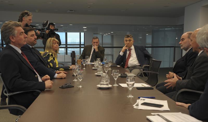 Álvaro Delgado con autoridades