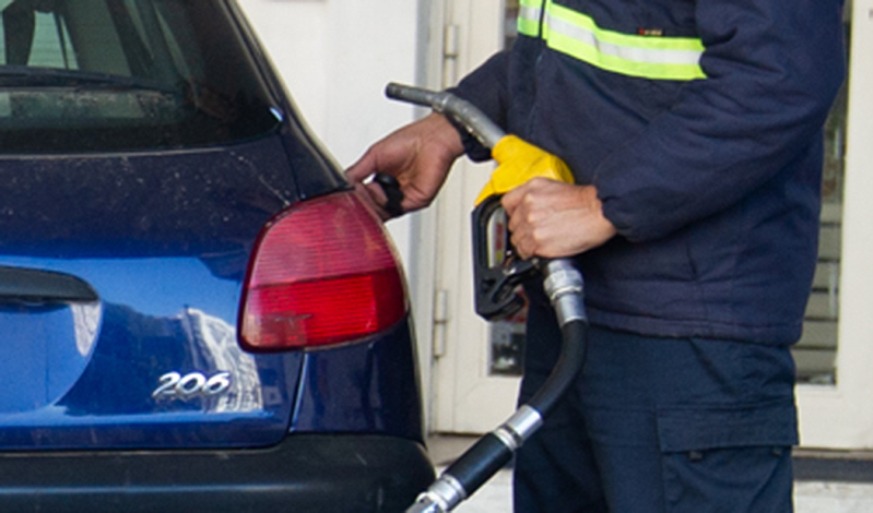Vehículo cargando combustible