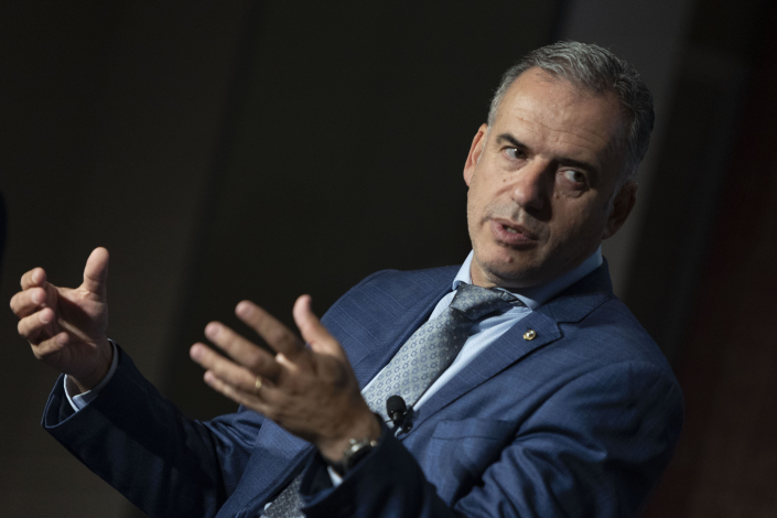 Yamandú Orsi expone en el "Desayuno de Búsqueda"