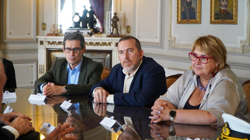 Autoridades del Ministerio de Defensa Nacional durante la firma de la adquisición