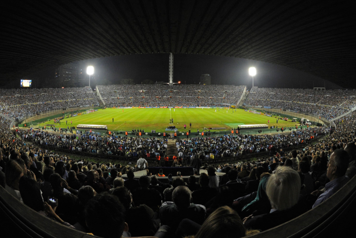 Vista nocturna del Estadio Centenario