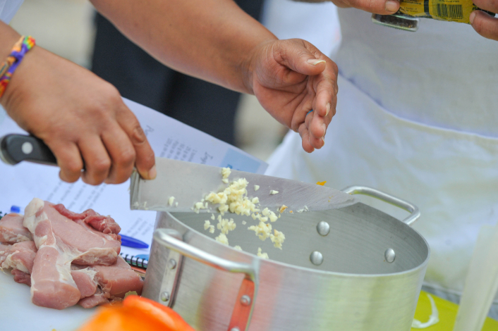 Tareas en la cocina. Archivo.