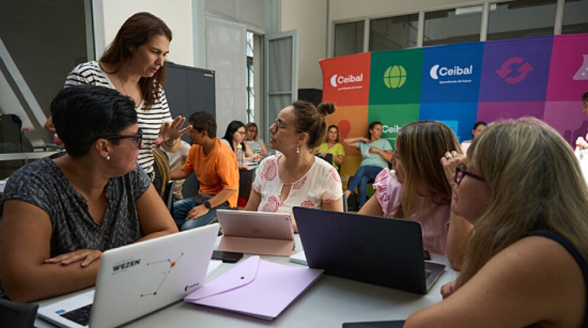 Docente durante Escuela de Verano Ceibal