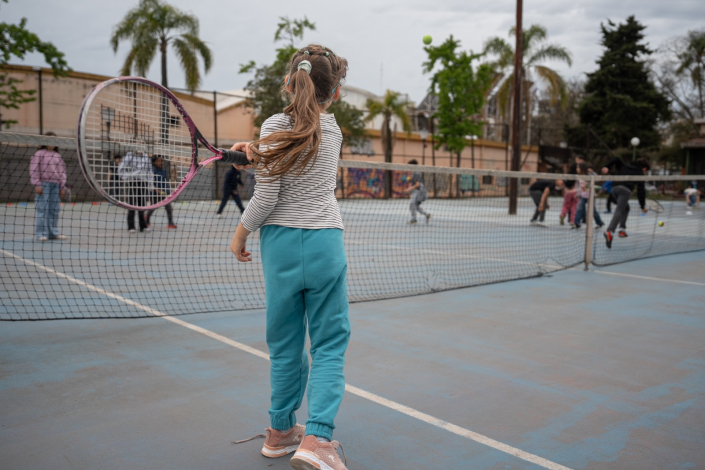 Niña jugando al tenis