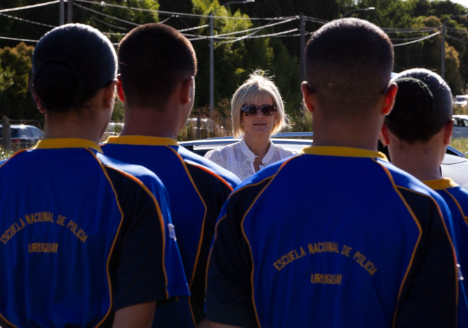 Ministra interina del Interior, Gabriela Valverde, observa a aspirantes a ingresar al Instituto Nacional de Rehabilitaci