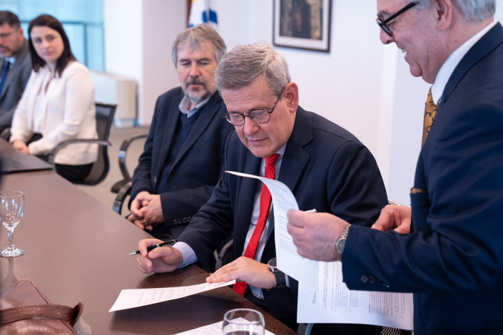 Jorge Díaz firmando acuerdo