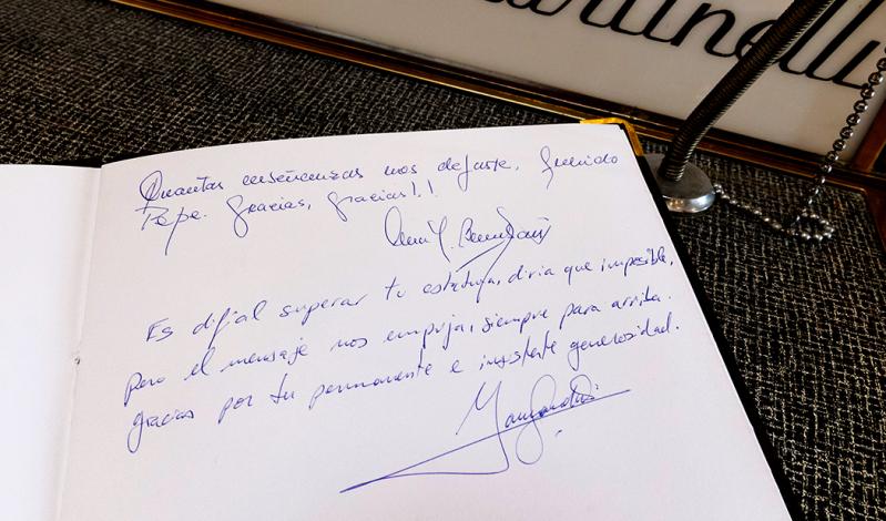 Libro de condolencias con el mensaje del presidente Yamandú Orsi