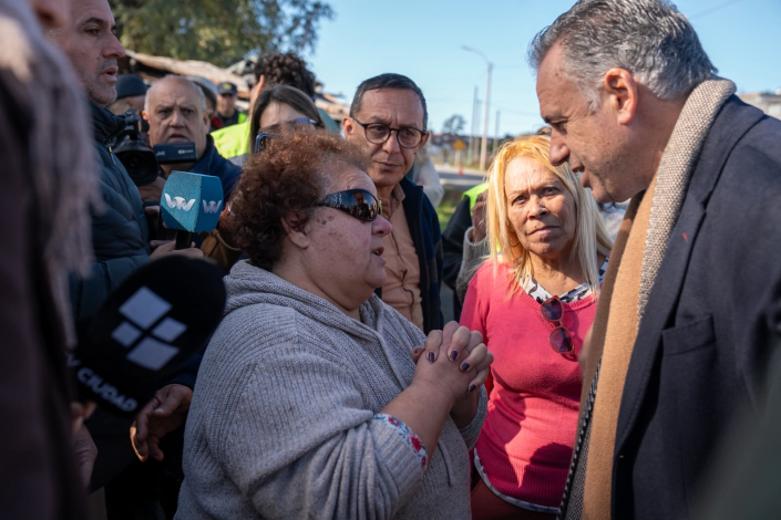 Orsi hablando con vecina