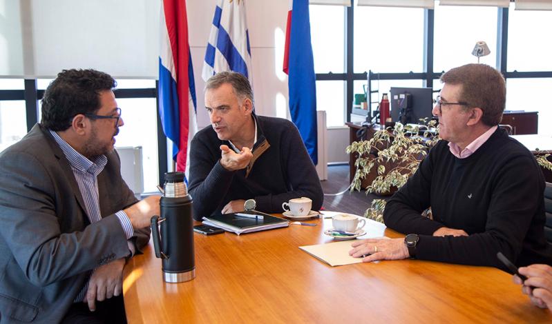 Presidente Yamandú Orsi dialoga con el secretario de la Presidencia, Alejandro Sánchez, y el presidente saliente de Colo
