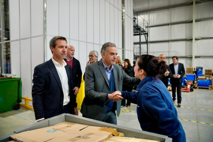 Presidente Orsi saluda a trabajadora de centro logístico Zentra, espacio ubicado en Canelones