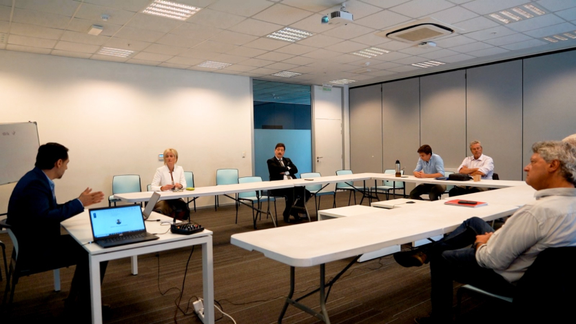 Autoridades del Ministerio del Interior y representantes de partidos políticos