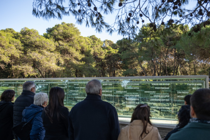 Personas leen los nombres inscriptos en el Memorial de los Detenidos Desaparecido