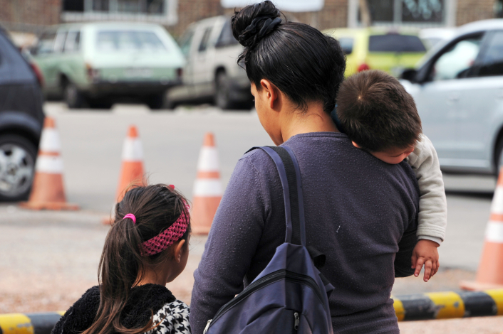 Madre con niños de espaldas