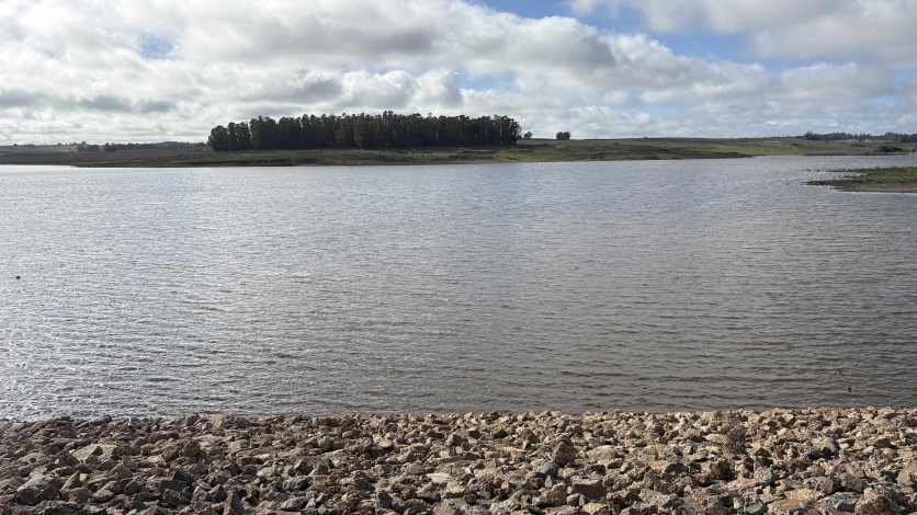 Embalse de agua en la nueva represa sobre el arroyo Sarandí, en el departamento de Canelones