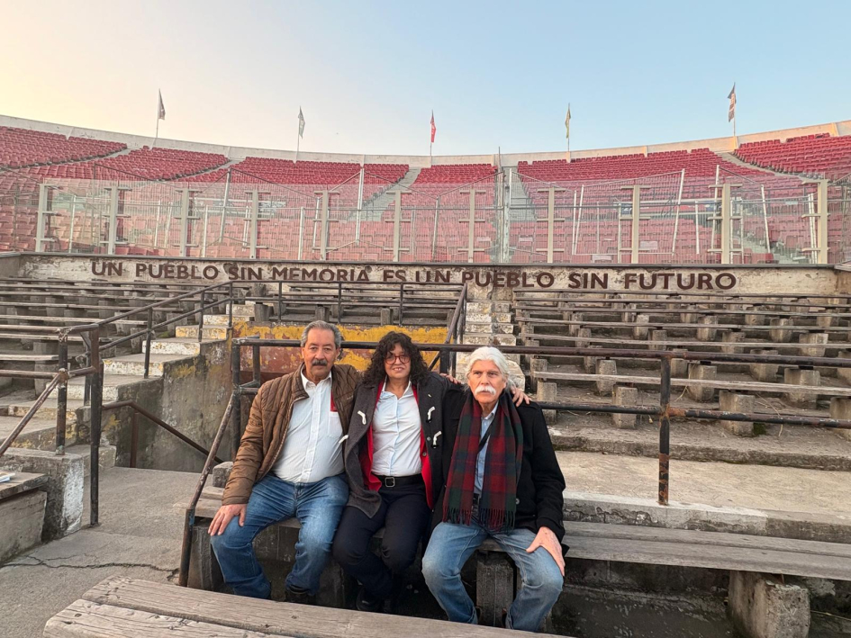 Alejandra Casablanca con Patricio Sandoval y José Cerda, directores de la corporación Estadio Nacion