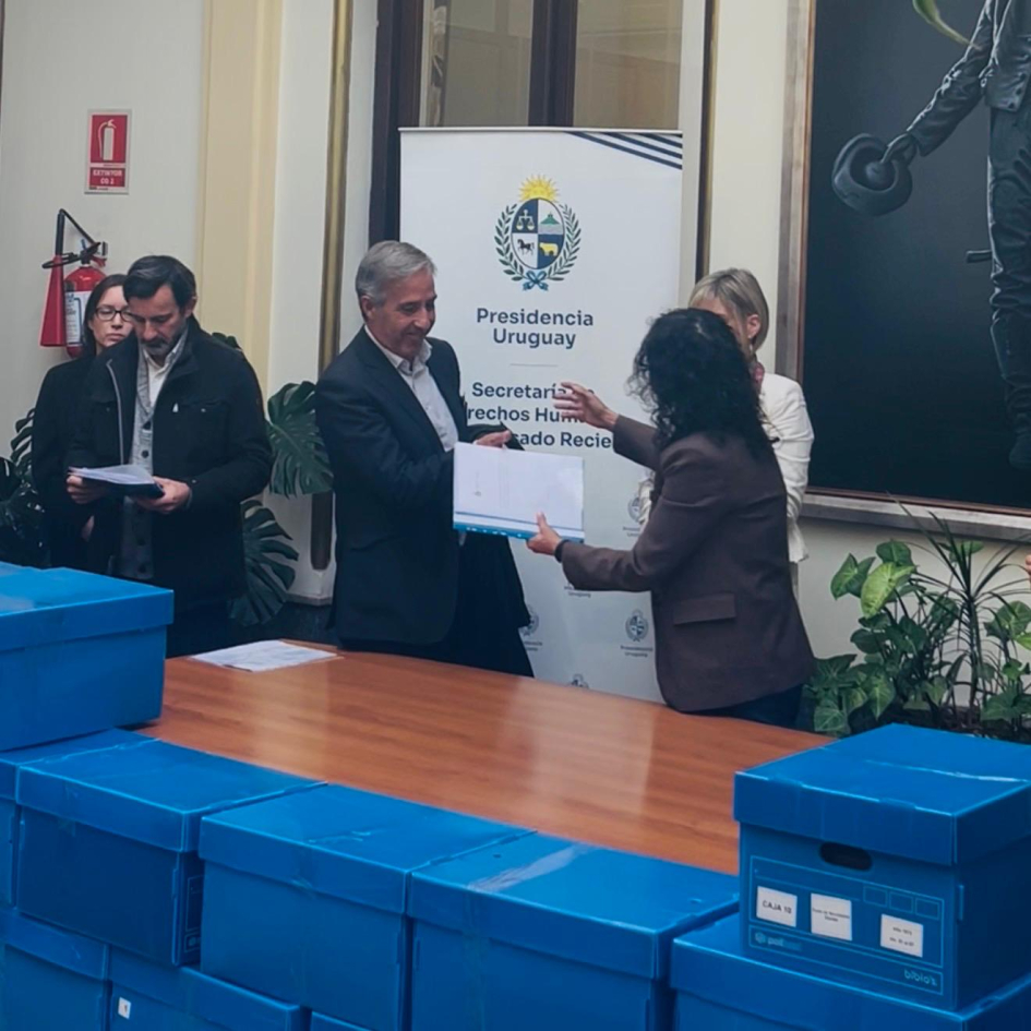 Entrega de documentación digital al Fiscal Letrado Penal Especializado en Crímenes de Lesa Humanidad Entrega de documentación digital