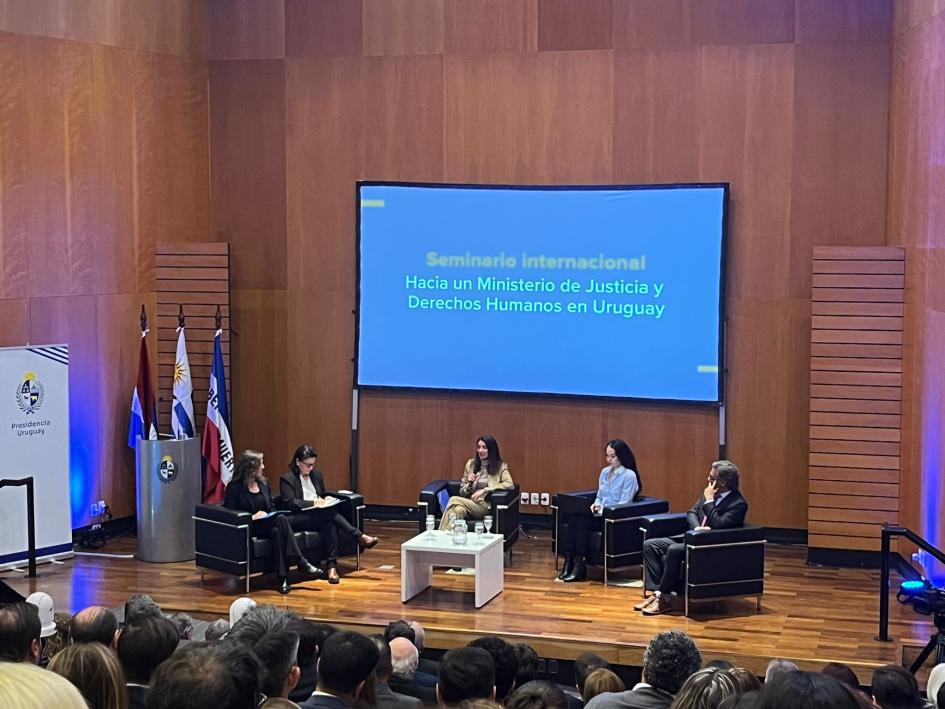 Seminario Internacional hacia la creación de un Ministerio de Justicia y Derecho Seminario Internacional hacia la creación de un Ministerio de Justicia y Derecho