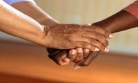 Gesto de apoyo entre dos personas Dos personas tomadas de las manos en señal de apoyo