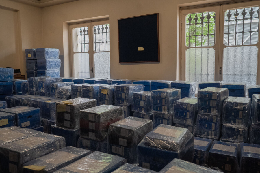 Numerosas cajas azules de archivo envueltas en plástico ocupan una sala.