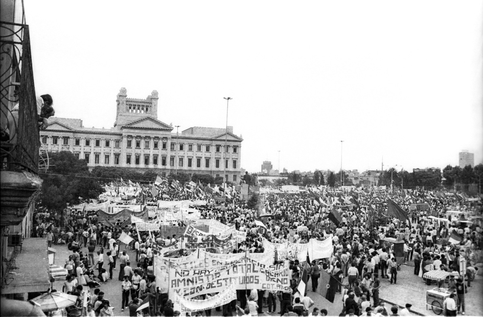 Multitudinaria manifestación a favor de la democracia frente al Palacio Legislativo