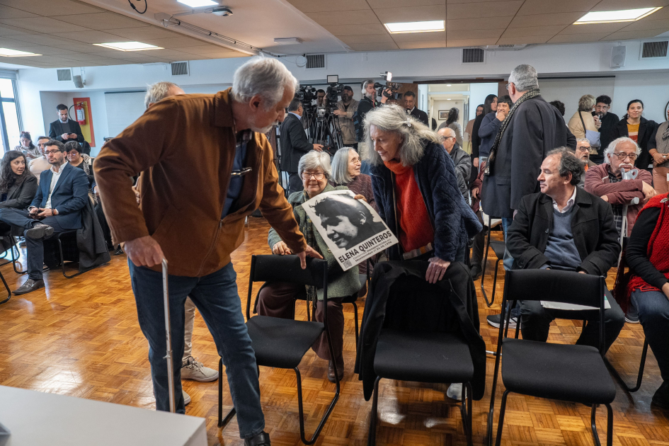 Raúl Olivera y Diane Denoir con cartel de Elena Quinteros