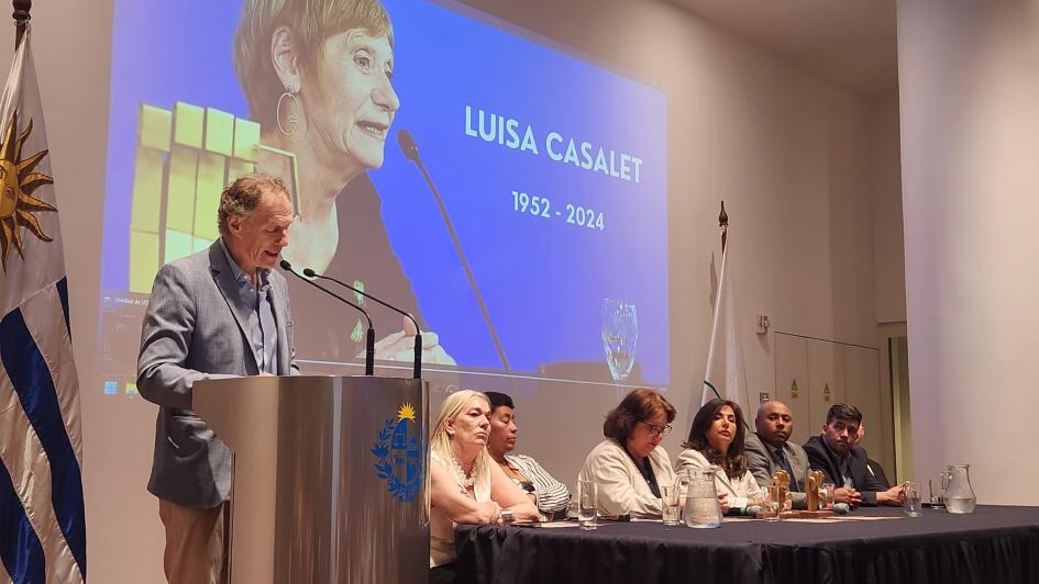 Roby Schindler en el momento del homenaje a Luisa Casalet Roby Schindler en el momento del homenaje a Luisa Casalet