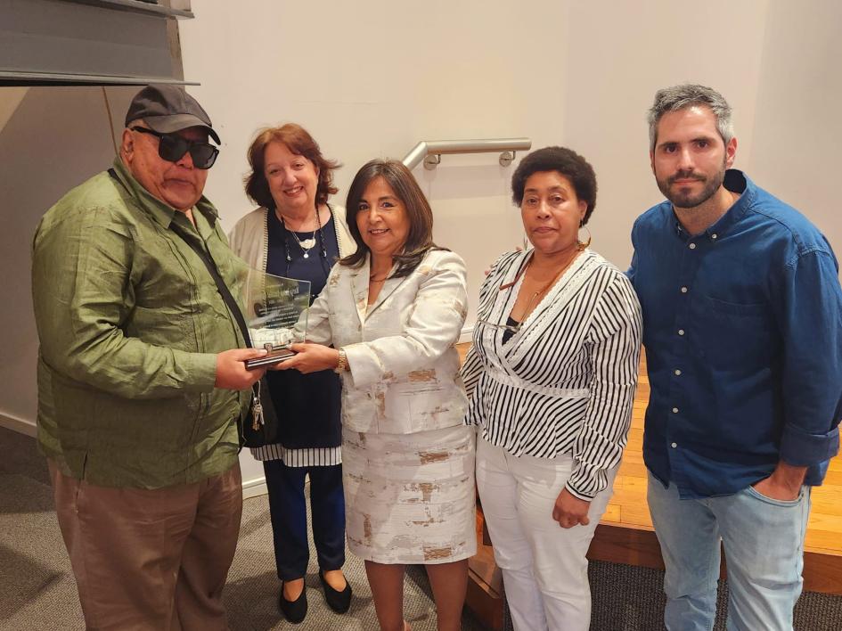 Familiares de Luisa Casalet recibiendo placa conmemorativa de parte de miembros de la Comisión Familiares de Luisa Casalet recibiendo placa conmemorativa de parte de miembros de la Comisión