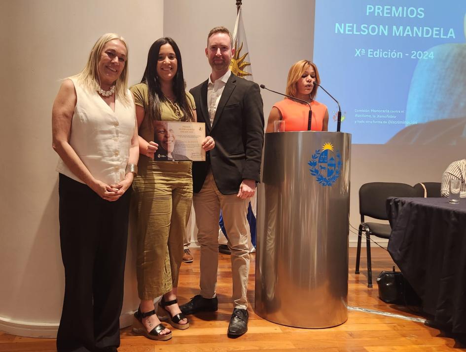 Integrante de Espacio Jacarandá recibiendo la mención especial por parte de miembros de la Comisión Integrante de Espacio Jacarandá recibiendo la mención especial por parte de miembros de la Comisión