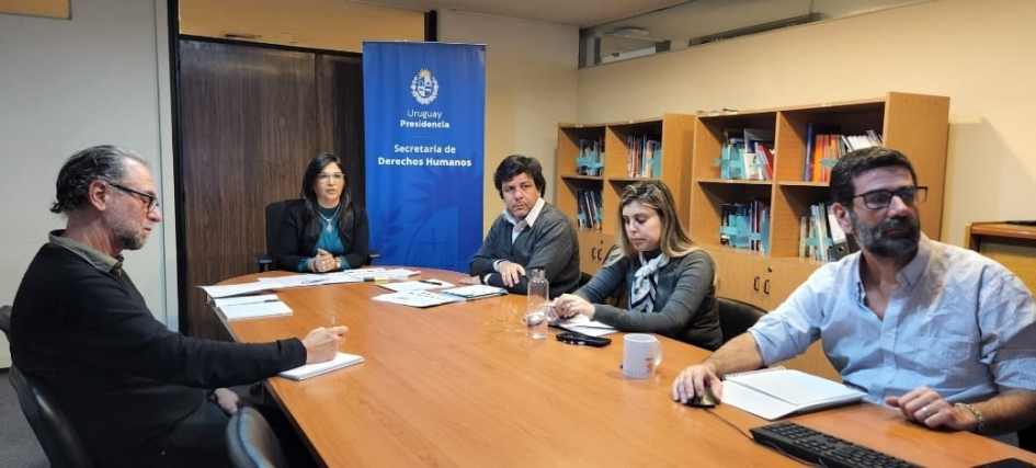 Sandra Etcheverry y equipo en reunión virtual con representantes de las Intendencias Departamentales