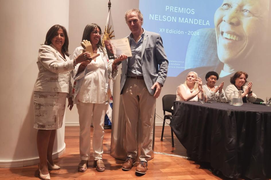 Directora de Organización OMBIJAM recibiendo el Premio Nelson Mandela Directora de Organización OMBIJAM recibiendo el Premio Nelson Mandela