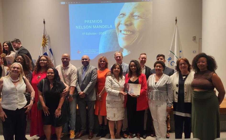 Grupo de Investigación Colectivo de Estudios Afrolatinoamericanos junto a integrantes de la comisión Grupo de Investigación Colectivo de Estudios Afrolatinoamericanos junto a integrantes de la comisión