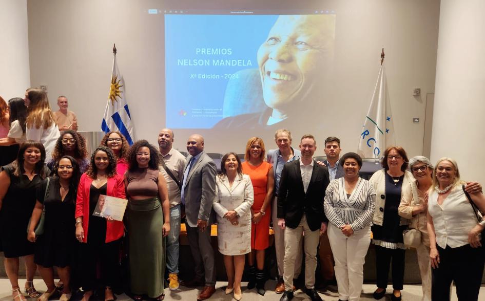 Grupo de Investigación Colectivo de Estudios Afrolatinoamericanos junto a integrantes de la comisión Grupo de Investigación Colectivo de Estudios Afrolatinoamericanos junto a integrantes de la comisión