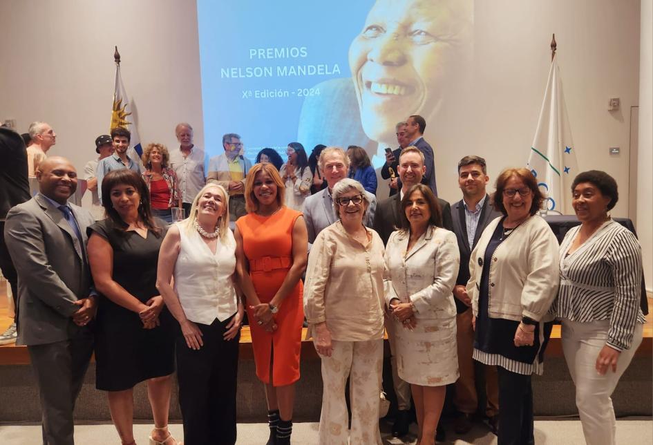Integrantes de la Comisión junto a autoridades gubernamentales asistentes al evento Integrantes de la Comisión junto a autoridades gubernamentales asistentes al evento