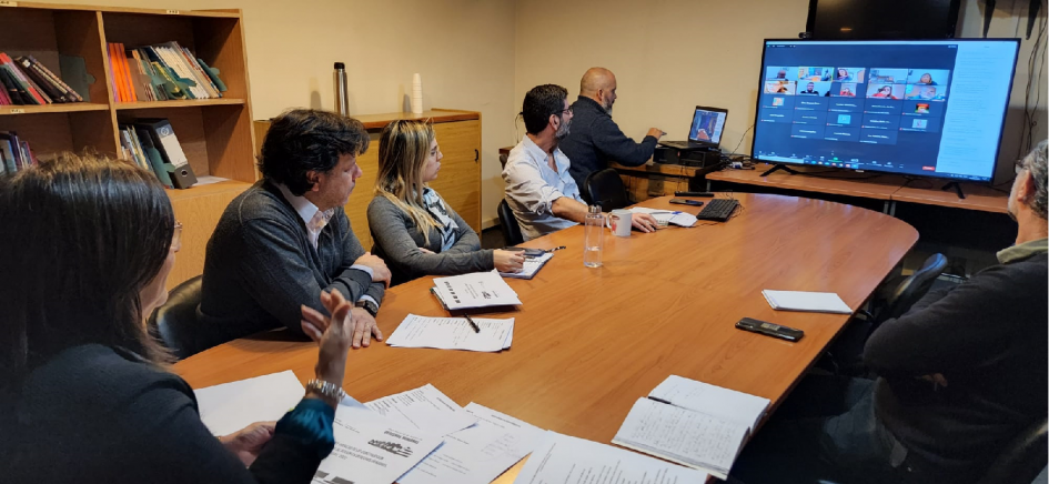 Sandra Etcheverry y equipo en reunión virtual con representantes de las Intendencias Departamentales
