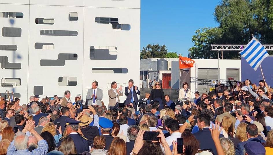 Público asistente a la inauguración del Hospital del Cerro